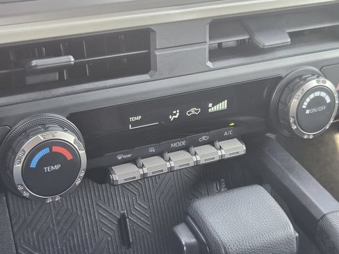 Used 2024 Toyota Tacoma SR5 AWD/4WD image 19