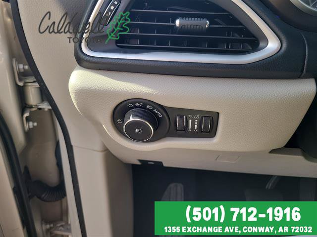 Used 2017 Chrysler Pacifica Touring Plus w/ Tire & Wheel Group FWD image 17