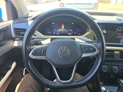 Used 2022 Volkswagen Taos SE FWD image 11