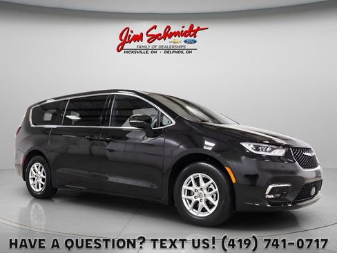 Used 2025 Chrysler Pacifica Select FWD image 1