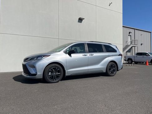 Used 2024 Toyota Sienna XSE image 3