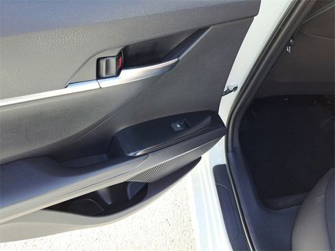 Used 2020 Toyota Camry LE image 15