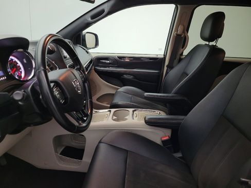 Used 2019 Dodge Grand Caravan SXT image 17