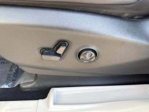 Used 2024 Chrysler Pacifica Touring-L image 26