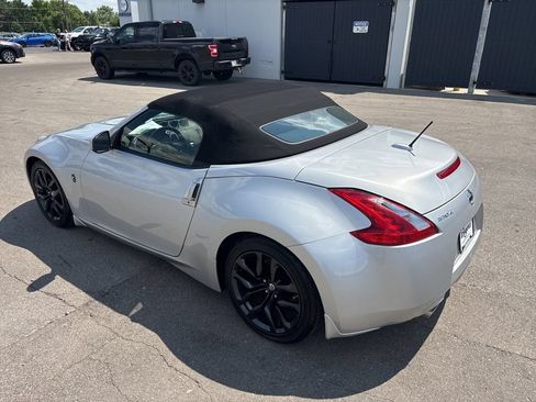 Used 2016 Nissan 370Z Roadster RWD image 5