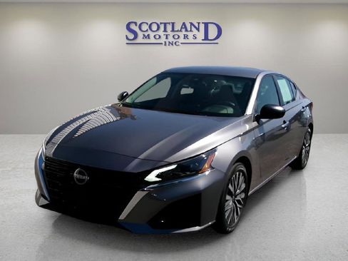 Used 2024 Nissan Altima 2.5 SV FWD image 2