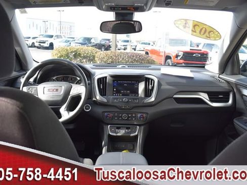 Used 2024 GMC Terrain SLE w/ Driver Convenience Package image 3