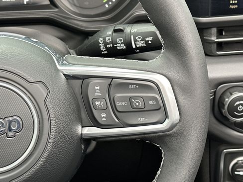 Used 2025 Jeep Wrangler Sahara image 27