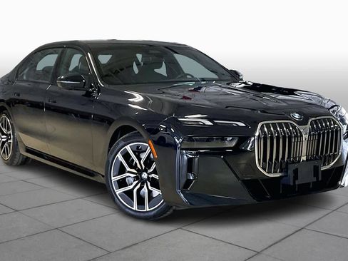 Used 2025 BMW 740i image 3