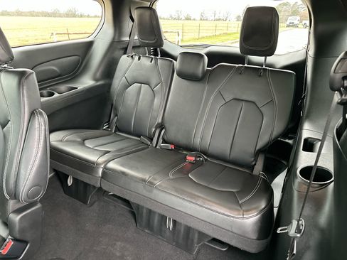 Used 2025 Chrysler Pacifica Select image 21