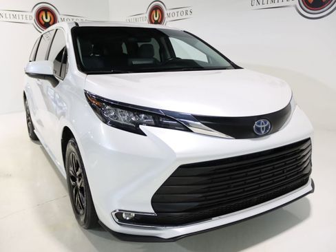 Used 2023 Toyota Sienna XLE image 19