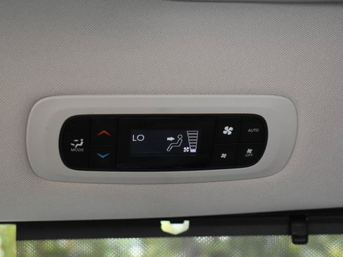 Used 2018 Chrysler Pacifica Touring-L FWD image 48