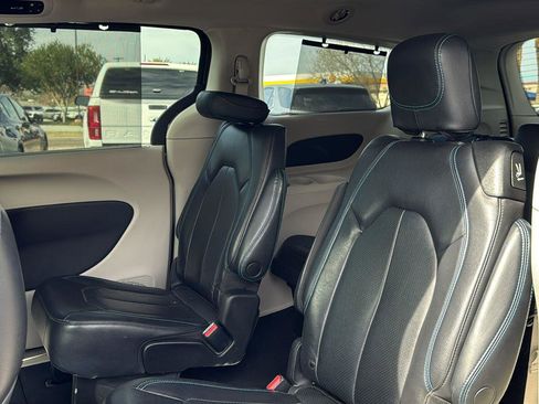 Used 2021 Chrysler Pacifica Touring-L image 23