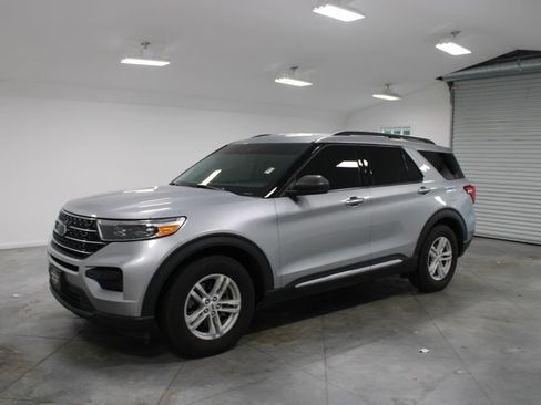 Used 2021 Ford Explorer XLT RWD image 4