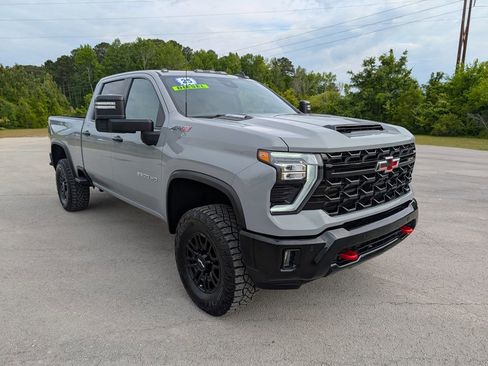 Used 2025 Chevrolet Silverado 2500 ZR2 w/ Technology Package AWD/4WD image 2