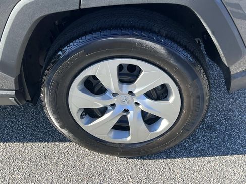 Used 2021 Toyota RAV4 LE image 19