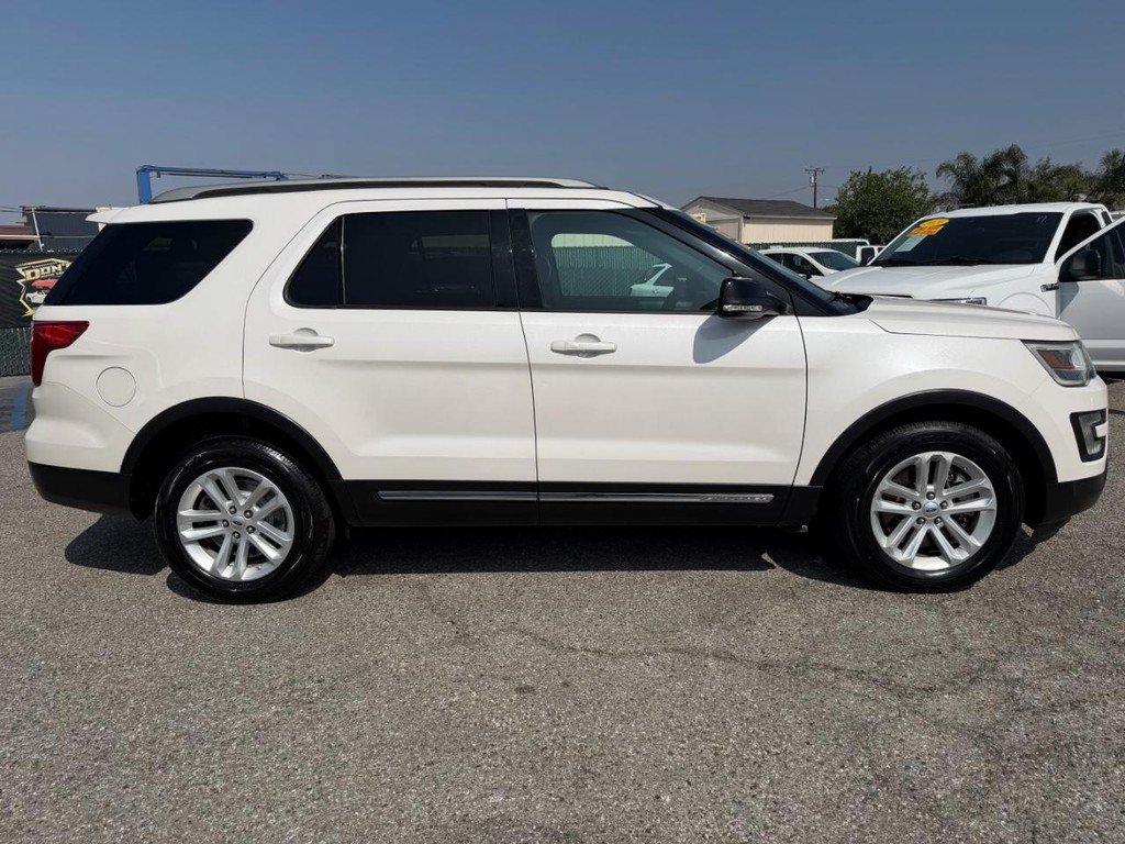 Used 2017 Ford Explorer XLT w/ Equipment Group 202A FWD image 4
