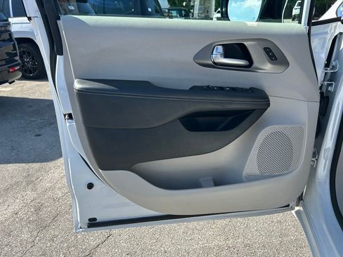 Used 2024 Chrysler Pacifica Touring-L FWD image 28