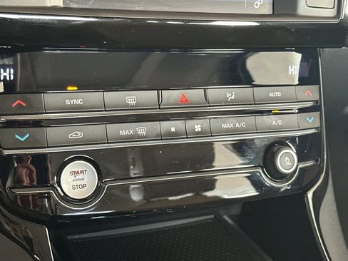 Used 2017 Jaguar XE Premium image 17