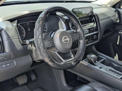 Used 2024 Nissan Pathfinder SL w/ SL Premium Package FWD image 16