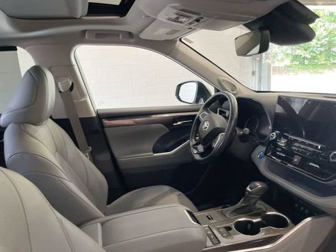 Used 2021 Toyota Highlander Limited AWD/4WD image 19
