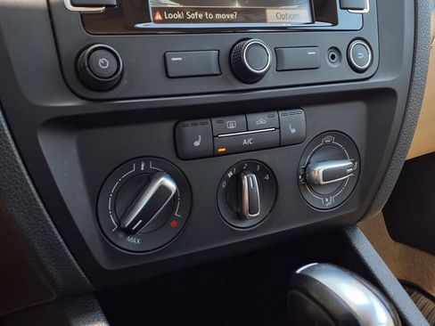 Used 2015 Volkswagen Jetta SE FWD image 9