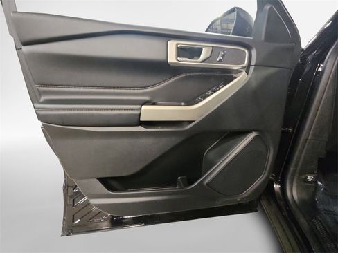 Used 2022 Ford Explorer XLT w/ Equipment Group 202A image 14
