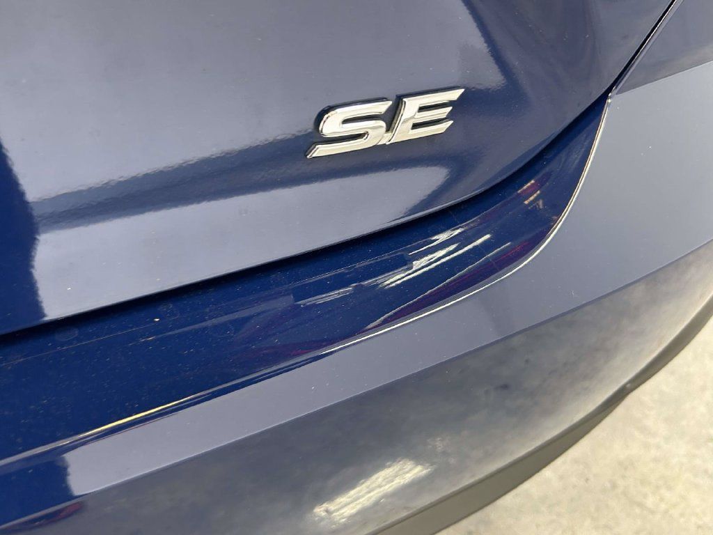 Used 2025 Toyota Camry SE FWD image 11