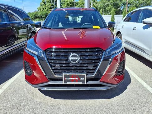 Used 2023 Nissan Kicks SR w/ SR Premium Package FWD image 2