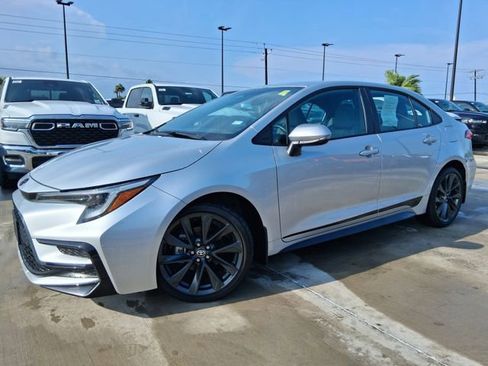 Used 2026 Toyota Corolla SE FWD image 3
