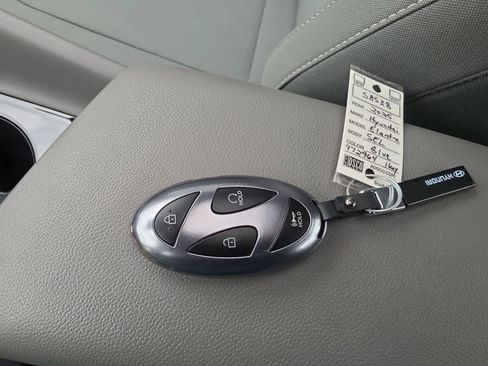 Used 2025 Hyundai Elantra SEL FWD image 31