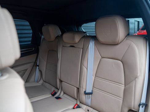 Certified 2022 Porsche Cayenne Platinum Edition image 20