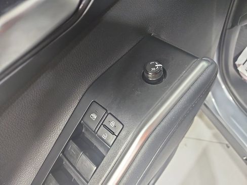 Used 2023 Toyota Highlander XLE AWD/4WD image 12