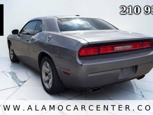 Used 2014 Dodge Challenger SXT RWD image 3