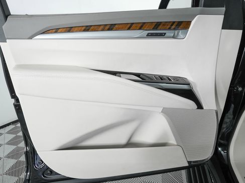 Used 2026 Cadillac Escalade Platinum Sport w/ LPO, Floor Liner Package AWD/4WD image 18