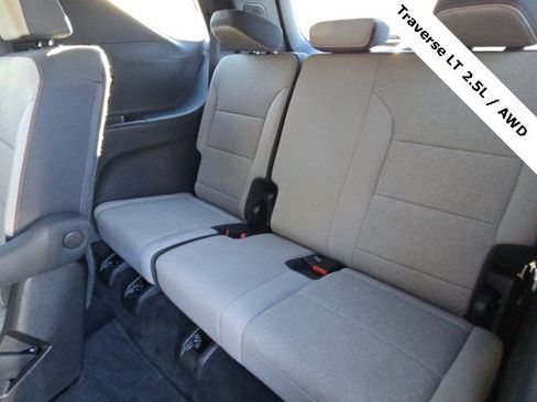 Used 2025 Chevrolet Traverse LT image 18