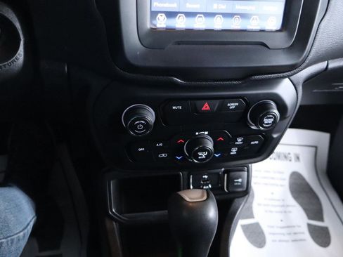 Used 2018 Jeep Renegade Latitude image 21