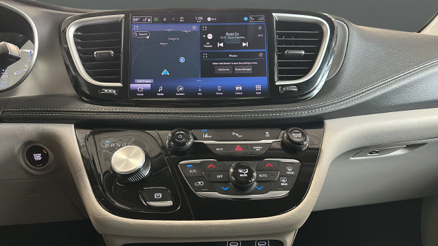 Used 2024 Chrysler Pacifica Limited FWD image 13