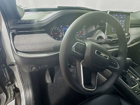 Used 2025 Jeep Compass Latitude image 11