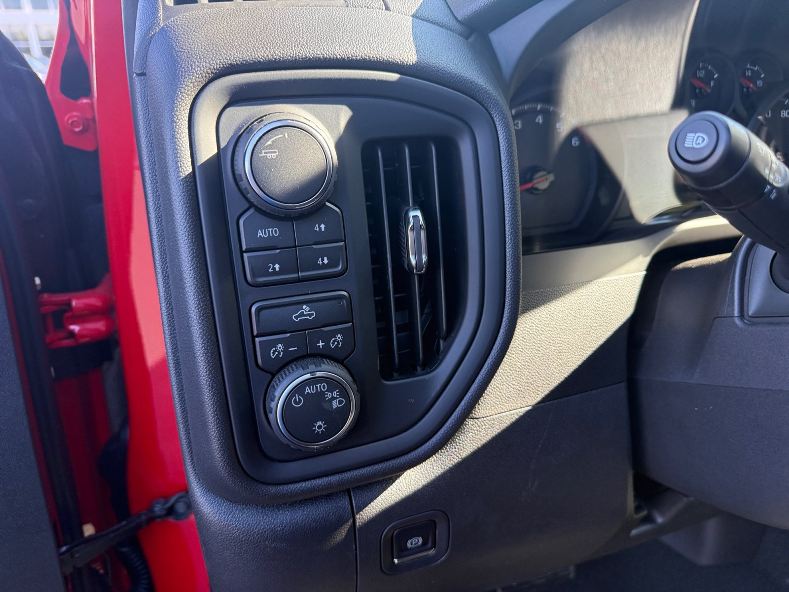 New 2026 Chevrolet Silverado 1500 Custom Trail Boss w/ LPO, Dark Essentials Package AWD/4WD image 17