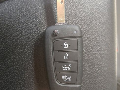 Used 2024 Hyundai Elantra SE image 32