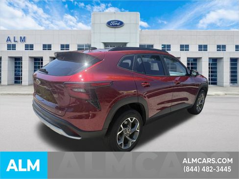 Used 2025 Chevrolet Trax LT FWD image 5