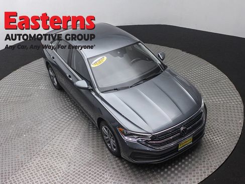 Used 2024 Volkswagen Jetta SE FWD image 3