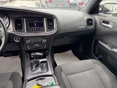 Used 2018 Dodge Charger SXT w/ Blacktop Package RWD image 11