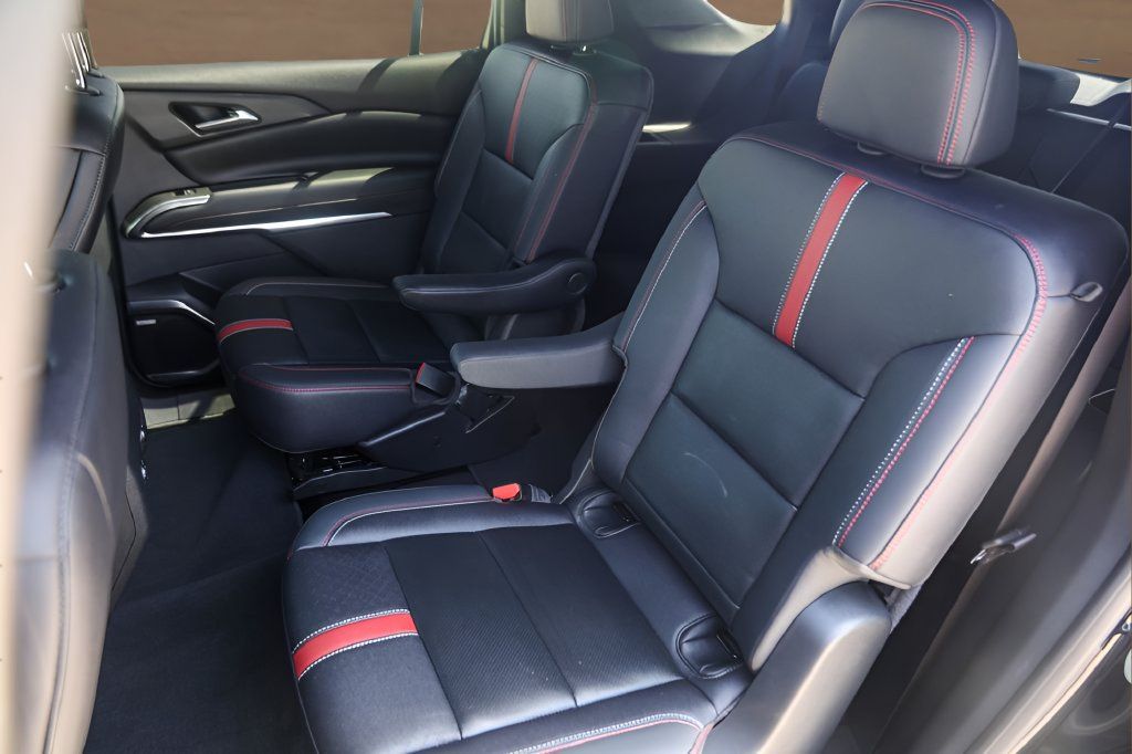 Used 2025 Chevrolet Traverse RS FWD image 23