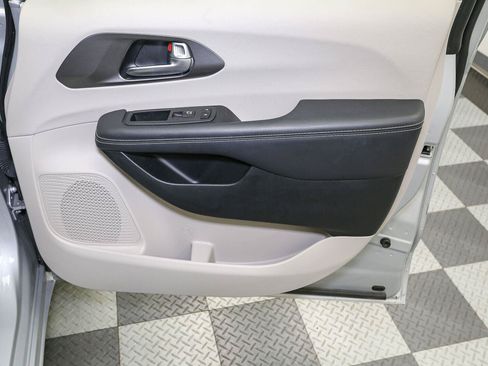 Used 2024 Chrysler Pacifica Touring-L FWD image 18