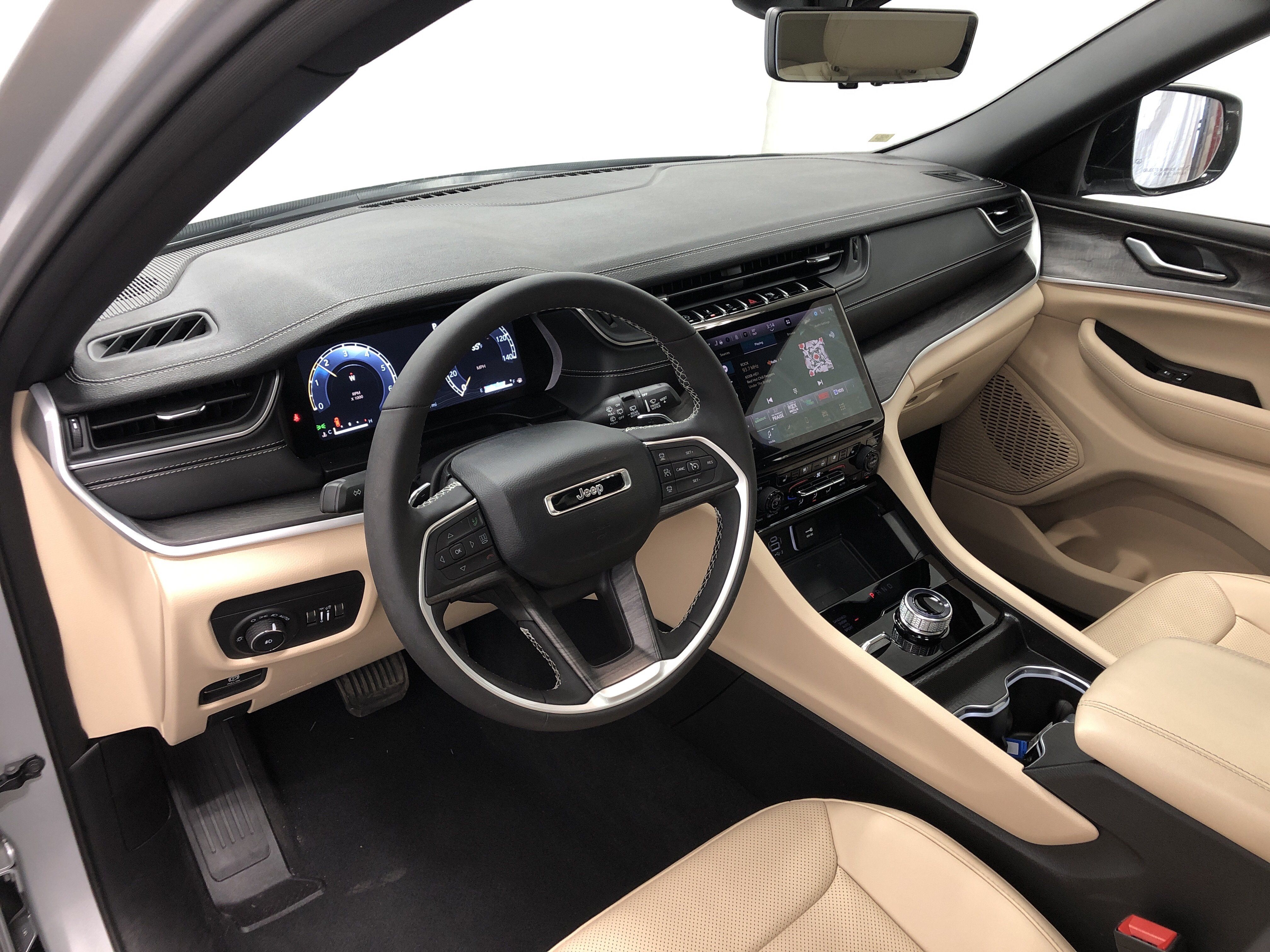 Certified 2024 Jeep Grand Cherokee Limited w/ Luxury Tech Group II AWD/4WD image 15