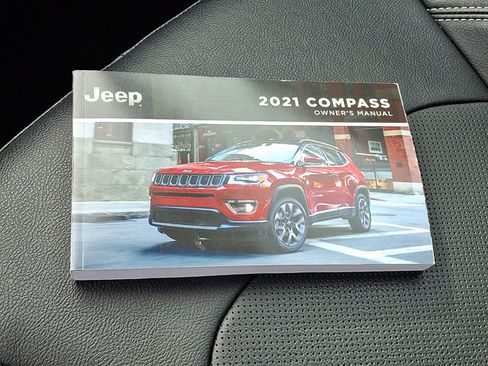 Used 2021 Jeep Compass Latitude w/ Driver Assistance Group AWD/4WD image 27