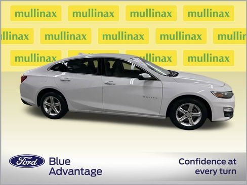 Used 2023 Chevrolet Malibu LT image 2
