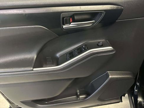 Used 2024 Toyota Highlander XLE image 15